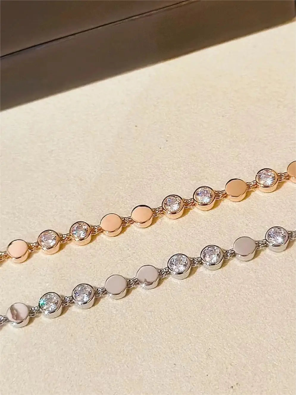 A bracelet resembling a combination of stars, made of S925 sterling silver material, gorgeous and romantic, with a story